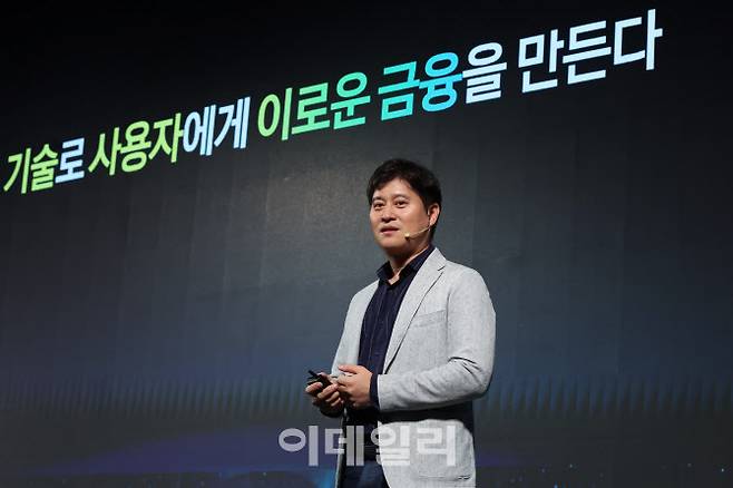 [이데일리 이영훈 기자] 신원근 카카오페이 대표가 11월 19일 서울 중구 더플라자 호텔에서 열린 ‘이데일리 글로벌 AI포럼(GAIF 2025)’에서 ‘전 국민의 생활 금융 플랫폼, 나만을 위한 AI 금융 에이전트’ 주제로 발표를 하고 있다.