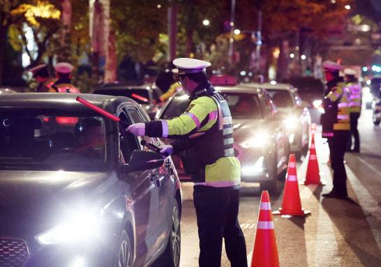 지난 21일 저녁 서울 공덕역 인근에서 경찰이 음주운전 단속을 실시하고 있다.(사진=연합뉴스)