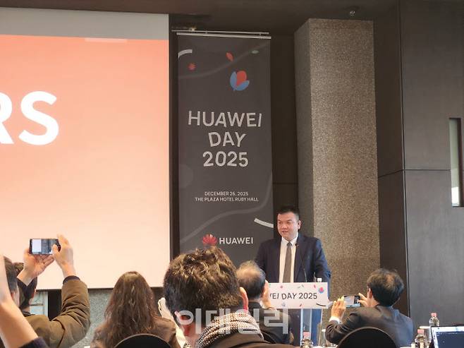 발리안 왕 화웨이 코리아 CEO가 26일 서울 중구 더플라자호텔에서 열린 ‘화웨이데이 2025’에서 인사말을 하고 있다.(사진=이소현 기자)