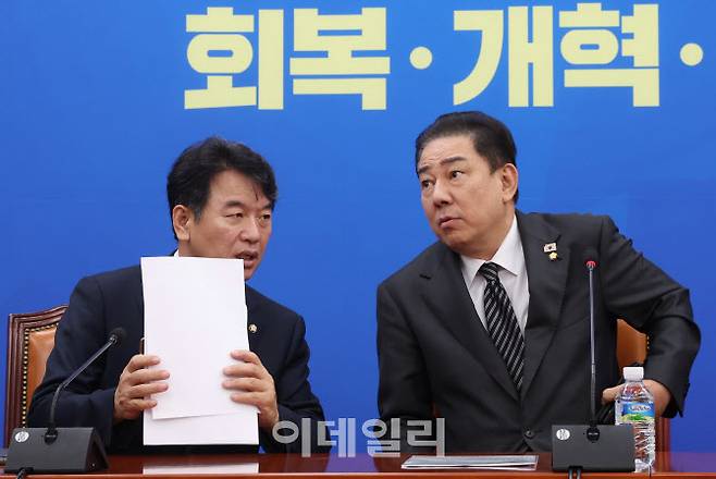 [이데일리 노진환 기자] 김병기(오른쪽) 더불어민주당 원내대표와 문진석 원내운영수석부대표가 23일 오전 서울 여의도 국회에서 열린 원내대책회의에서 대화하고 있다.