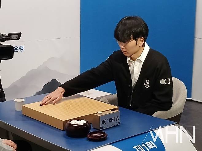 신진서 9단이 첫 수를 두고 있다.(사진 MHN 엄민용 선임기자)