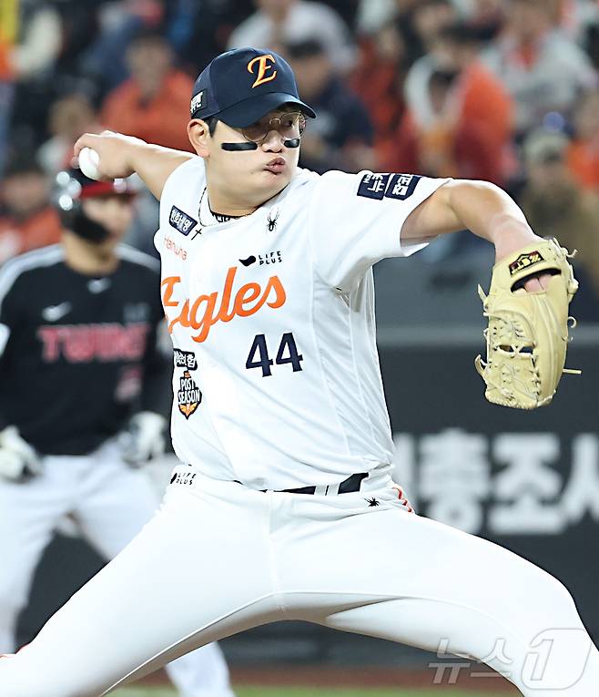 30일 대전 한화생명볼파크 열린 프로야구 2025 신한 SOL뱅크 KBO 한국시리즈 4차전 LG 트윈스와 한화 이글스의 경기에서 한화 김서현이 8회초 2사 구원등판 투구하고 있다. 2025.10.30/뉴스1 ⓒ News1 김기남 기자