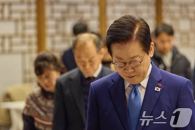 이재명 대통령이 26일 서울 용산 대통령실 청사에서 열린 위험직무 순직 유가족 초청 오찬에서 묵념을 하고 있다. (대통령실 제공. 재판매 및 DB 금지) 2025.12.26/뉴스1 ⓒ News1 이재명 기자