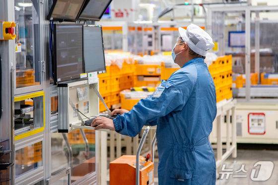 LG에너지솔루션 미국 미시간 홀랜드 공장에서 직원이 배터리 생산 공정을 점검하는 모습(자료사진. LG에너지솔루션 제공).
