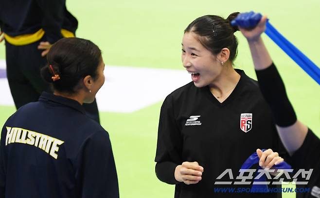 25일 수원체육관에서 열린 V리그 현대건설과 정관장의 경기 전 정관장 인쿠시가 현대건설 자스티스와 인사를 나누며 미소 짓고 있다. 수원=박재만 기자 pjm@sportschosun.com