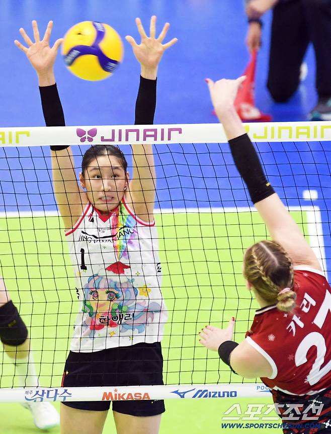 현대건설 거포 카리 스파이크를 자신 있게 블로킹한 인쿠시.