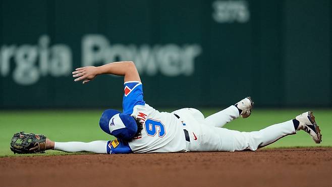 Atlanta Braves shortstop Ha-Seong Kim (9) misses the ball hit by Pittsburgh Pirates' Jack Suwinski in the sixth inning of a baseball game, Saturday, Sept. 27, 2025, in Atlanta. (AP Photo/Mike Stewart)







<저작권자(c) 연합뉴스, 무단 전재-재배포, AI 학습 및 활용 금지>