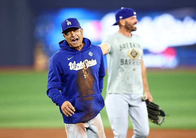 TORONTO, ON - OCTOBER 30: Manager Dave Roberts of the Los Angeles Dodgers reacts after falling on the ground between second and third base while having a running race with Hyeseong Kim #6 during a workout day ahead of game six of the 2025 World Series at Rogers Centre on October 30, 2025 in Toronto, Ontario, Canada.   Vaughn Ridley/Getty Images/AFP (Photo by Vaughn Ridley / GETTY IMAGES NORTH AMERICA / Getty Images via AFP)







<저작권자(c) 연합뉴스, 무단 전재-재배포, AI 학습 및 활용 금지>