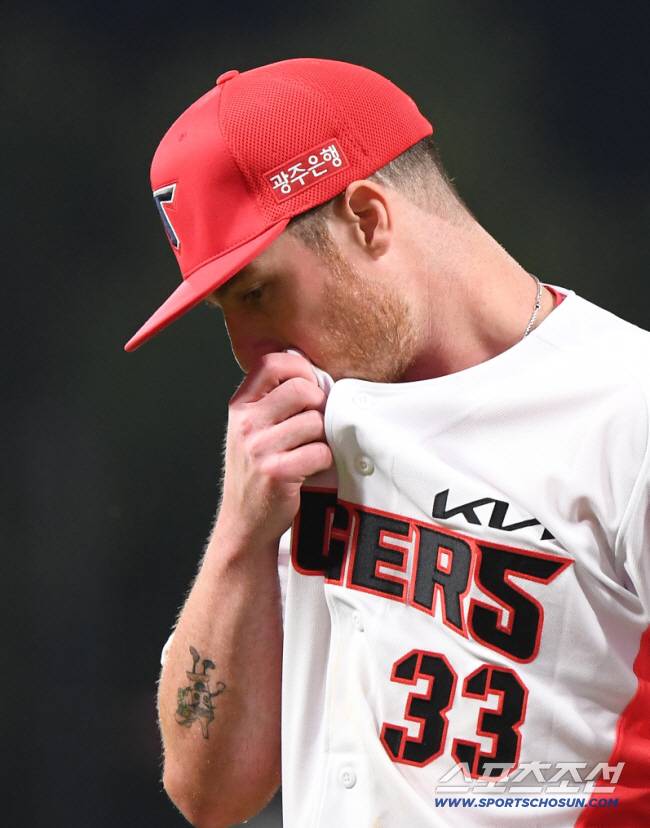 1일 광주 기아챔피언스필드에서 열린 KT-KIA전. KIA 선발투수로 등판한 올러가 1회를 무실점으로 마친 후 내려오고 있다. 광주=정재근 기자 cjg@sportschosun.com/2025.10.1/