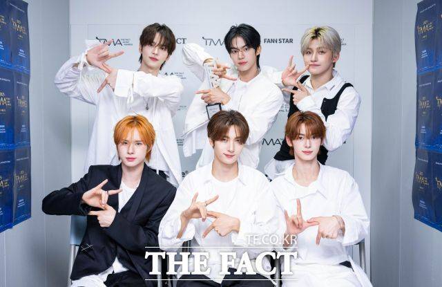 그룹 투어스가 '2025 MBC 방송연예대상' 축하 무대를 꾸민다. 사진은 지난 9월 마카오 아웃도어 퍼포먼스 베뉴에서 열린 '2025 더팩트 뮤직 어워즈'에서 진행된 인터뷰에 앞서 포즈를 취하고 있는 모습. /박헌우 기자