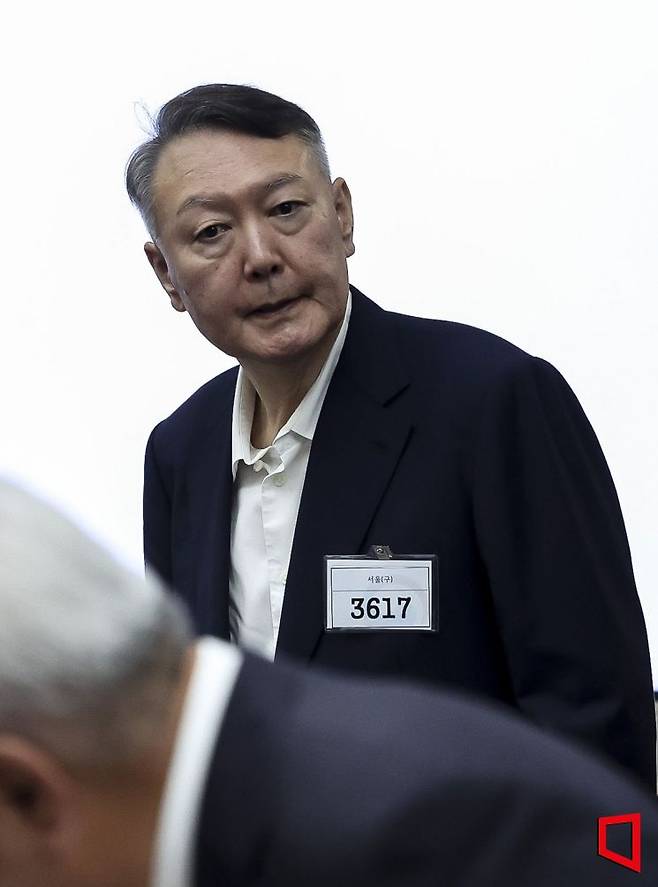 윤석열 전 대통령이 지난 9월 26일 서울 서초구 서울중앙지방법원에서 열린 '특수공무 집행 방해, 직권남용 권리행사 방해 혐의' 첫 재판에 출석하고 있다. 사진공동취재단