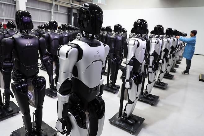 지난 8일 중국 상하이의 휴머노이드 로봇 기업 애지봇(AgiBot) 공장에서 엔지니어가 로봇 출하 전 점검을 하고 있다./게티이미지코리아