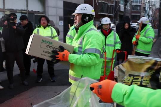 장동혁 국민의힘 대표가 26일 서울 도봉구 일대에서 생활폐기물 상차와 가로청소 봉사활동을 하고 있다. 연합뉴스