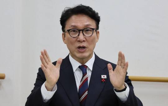 김민석 국무총리가 26일 서울 성동구 시립동부노인전문요양센터를 방문해 차담회를 하고 있다. 연합뉴스.