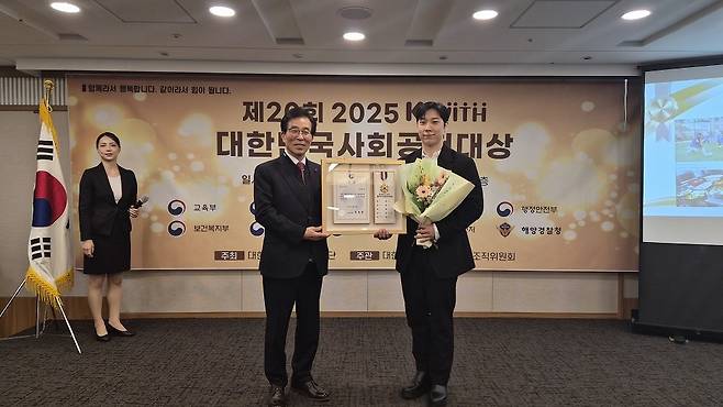 퀀텀리포트 김현욱 대표(오른쪽), 고윤환 전 문경시장(왼쪽)