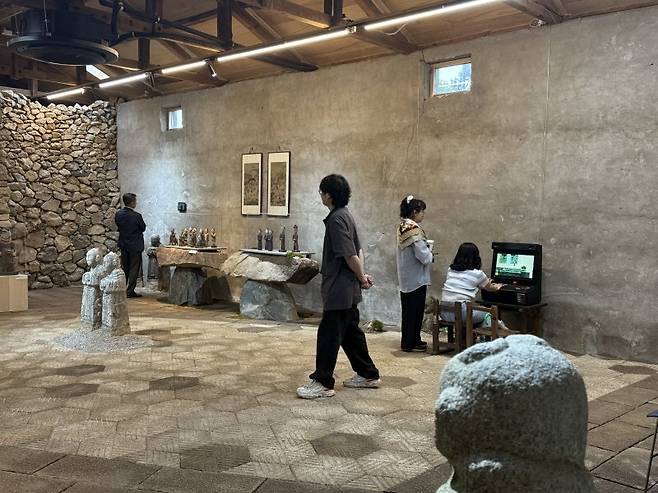우수관인 목인박물관의 남해 돌창고_동자도큐먼트 동자의 숲