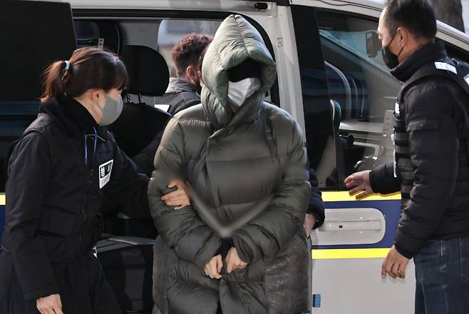 마약 혐의로 경찰 수사 대상에 오른 상황에서 해외로 도피했다가 체포된 남양유업 창업주의 외손녀 황하나 씨가 26일 경기 안양시 동안구 수원지방법원 안양지원에서 열린 구속 전 피의자 심문(영장실질심사)에 출석하고 있다. (공동취재) 2025.12.26/뉴스1 ⓒ News1