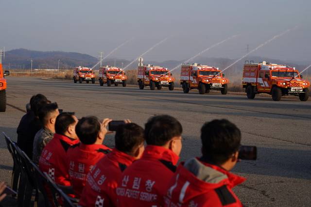 새로 출고된 다목적 산불진화차량의 시연 운행 모습. 산림청 제공.
