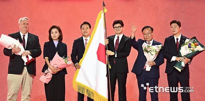 국민의힘 제4차 전당대회가 23일 경기 고양시 킨텍스에서 열렸다. 신임 당대표로 선출된 한동훈 대표와 최고위원 당선자들이 당원을 향해 인사하고 있다. 왼쪽부터 인요한, 김민전, 장동혁 최고위원, 한 대표, 김재원 최고위원, 진종오 청년최고위원.  이동근기자 foto@etnews.com