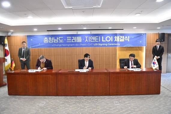 김태흠 충남지사(가운데)가 26일 충남도청 상황실에서 빌리 프란츠 프레틀 프레틀그룹 최고경영자(맨왼쪽) 및 손일수 지앤티 대표와 투자 협력 의향서에 서명하고 있다.