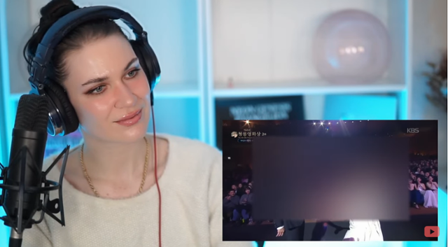 박정민과 화사의 청룡영화상 축하 공연을 리뷰하고 있는 미국 가수 카트린카. 카트린카 유튜브 영상 캡처