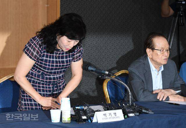 박기영 과학기술혁신본부장이 2017년 8월 10일 서울 역삼동 과학기술회관에서 열린 정책간담회에 황우석 사태와 관련해 사과하며 머리를 숙이고 있다. 황우석 사태 후 11년 만의 사과였다. 한국일보 자료사진