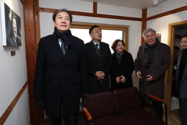 조국(맨 왼쪽) 조국혁신당 대표가 26일 전남 목포시 만호동에 있는 '소년 김대중 공부방'을 방문해 둘러보고 있다. 목포=연합뉴스