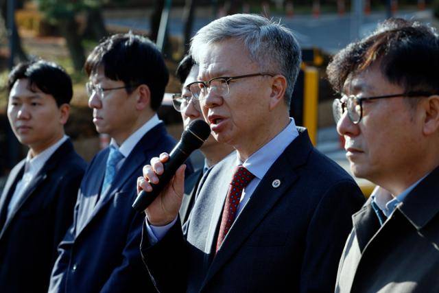 김택우(오른쪽 두 번째) 대한의사협회 회장이 26일 서울 용산구 의협회관 앞에서 '의사 인력 추계위원회(추계위)'의 미래 부족 의사 수 추계가 왜곡됐다는 입장을 밝히고 있다. 뉴스1