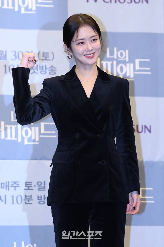 배우 장나라가 21일 오전 서울 마포구 상암동 스탠포트호텔에서 열린 TV조선 주말드라마 '나의 해피엔드' 제작발표회에서 포즈를 취하고 있다. '나의 해피엔드'는 진실이라 믿었던 것들이 깨진 뒤, 남은 것은 불행이었다' 진정한 나의 행복을 되찾기 위해 외면해 왔던 나를 마주하는 한 여자의 처절한 분투기로 오는 30일 밤 9시 10분 첫 방송. 서병수 기자 qudtn@edaily.co.kr /2023.12.21/