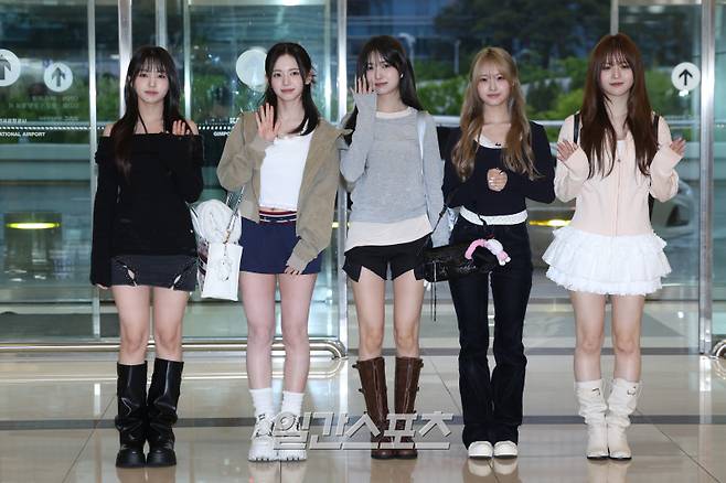그룹 메이딘 예서, 마시로, 미유, 나고미, 세리나가 9일 오후 서울 강서구 김포국제공항을 통해 해외 일정 참석 차 일본 도쿄로 출국 전 포즈를 취하고 있다. 김포공항=서병수 기자 qudtn@edaily.co.kr /2025.05.09/