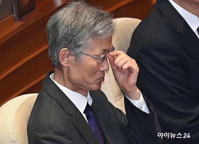 조희대 대법원장이 4일 오전 서울 여의도 국회 본회의장에서 안경을 고쳐쓰고 있다. [사진=곽영래 기자]