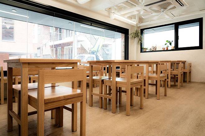 빙수 카페 기댈빙의 공간 디자인은 의뢰인과 조율 과정이 빛났던 작업 중 하나로 꼽힌다 / 출처=담장너머