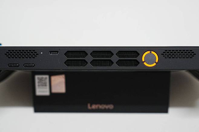 기기 상단에는 전원 버튼과 통풍구가 자리한다. 충전 및 외부 장비 연결에 필요한 C규격 USB 단자도 제공된다. / 출처=IT동아
