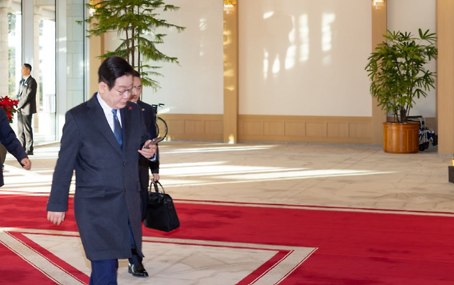 이재명 대통령이 청와대 복귀를 앞두고 26일 용산 대통령실로 마지막 출근을 하고 있다. (대통령실)