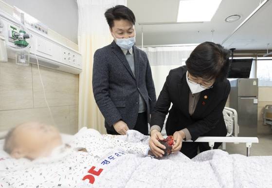 정은경 보건복지부 장관이 지난 19일 경북 예천군 소재 경도요양병원을 방문해 환자를 살피고 있다. 사진 왼쪽은 경도요양병원을 운영하는 인덕의료재단 이윤환 이사장. 사진 보건복지부