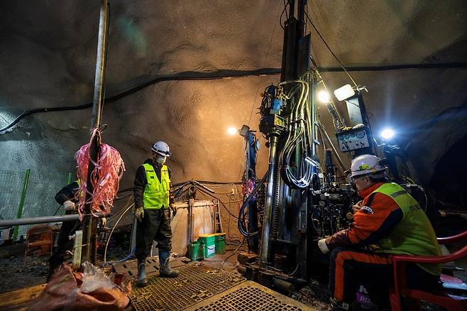 영월군 상동읍 상동광산 내부에서 시추 작업을 진행 중인 알몬티대한중석 직원들. 김정훈 기자