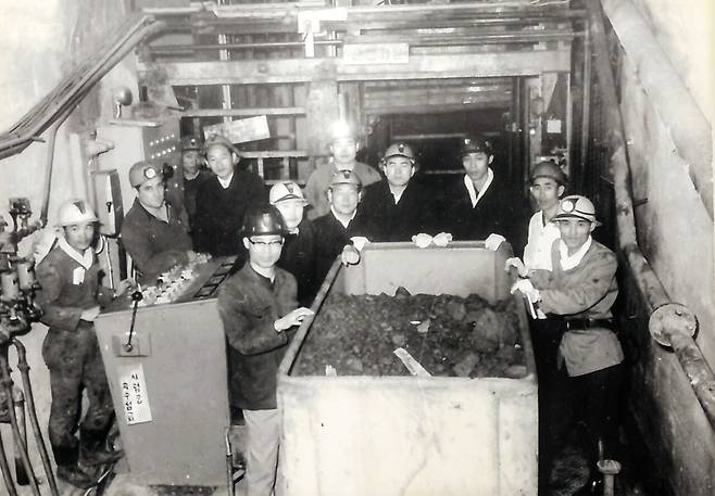 1960년대 박태준(오른쪽 넷째) 대한중석 사장 시절의 텅스텐은 대한민국 수출의 60%를 책임지는 효자 품목이었다.