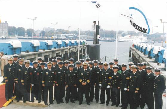 1992년 10월 14일 서독 HDW 조선소에서 장보고함 인수식에서 인수 승조원들이 기념 사진을 촬영하고 있다. 해군