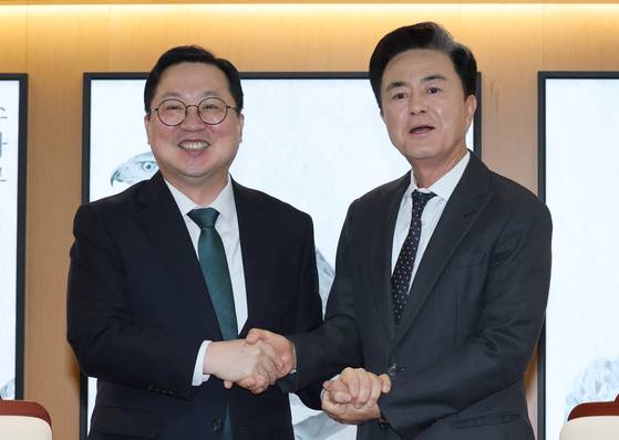 김태흠 충남도지사와 이장우 대전시장이 지난 24일 오전 충남도청에서 대전충남 행정통합 관련 회동에 앞서 악수하고있다. 뉴스1