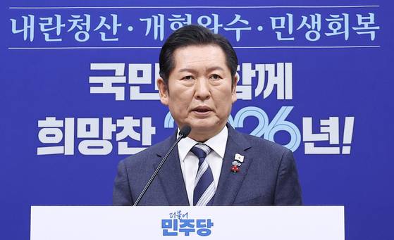 정청래 더불어민주당 대표가 26일 국회에서 열린 당대표 기자회견에서 발언을 하고 있다. 임현동 기자