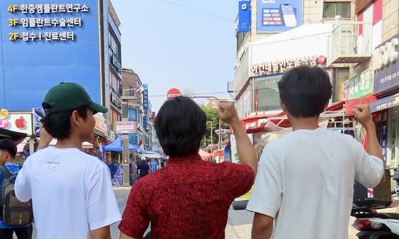 경기도 안산시 단원구 다문화음식거리에서인도네시아에서 청운의 꿈을 안고 한국에 일하러 온 25세 청년들을 만났다. 경기도 용인의 가구 공장에서 일하던 로우(가운데)는 사장님이 자금을 융통하지 못해 3개월째 임금을 받지 못하다가 결국 해고됐다. 3년 전 고용허가제 쿼터로 비전문취업 E-9 비자를 받고 인도네시아 이스트자바에서 온 동네 친구들은 희망을 잃지 않으려고 파이팅을 외치고 있다. 김홍준 기자