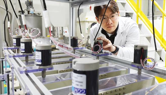 한국생산기술연구원 국가희소금속센터 연구진이 보유한 희소금속들의 물성과 상태를 점검하고 있다.  /인천=이솔 기자