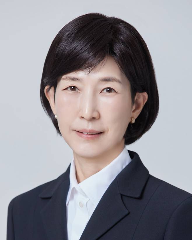 1964년생, 서울예고, 이화여대 사회사업학과, 2001년 삼양식품 영업본부장 전무이사, 2002년 삼양식품 영업본부장 부사장, 2018년 삼양식품 대표이사, 2021년 삼양식품 대표이사 부회장(현), 2023년 삼양라운드스퀘어 대표이사(현)