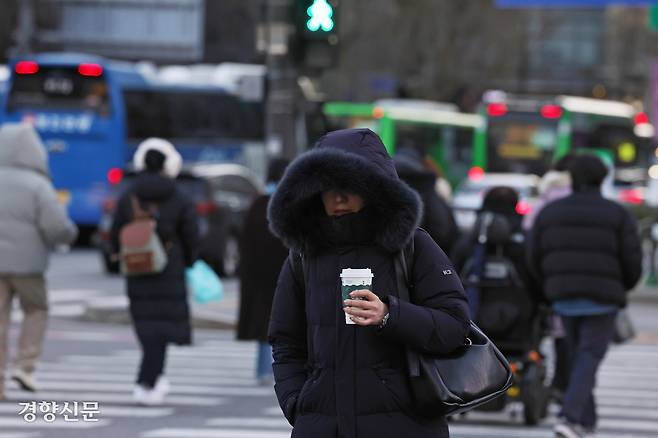 전국 대부분 지역에 한파특보가 발효된 26일 서울 중구 세종대로에서 시민들이 추위를 뚫고 출근하고 있다.