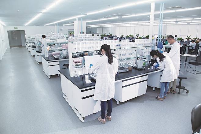 Researchers work at Amorepacific's research center in Shanghai, China. [AMOREPACIFIC]