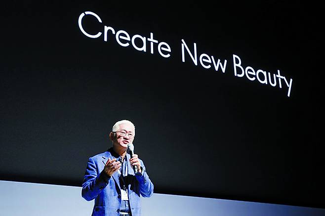 Amorepacific Group Chairman Suh Kyung-bae announces the company's mid- to long-term vision and strategy at the 80th anniversary ceremony held at the company's headquarters in Yongsan District, central Seoul, on Sept. 8. [YONHAP]