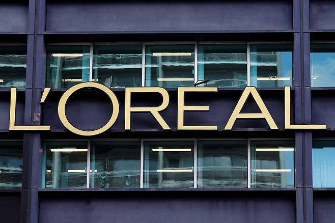 The logo of French cosmetics group L'Oreal is seen on the L'Oreal group's headquarters building in Clichy, near Paris, France on April 14. [REUTERS/YONHAP]