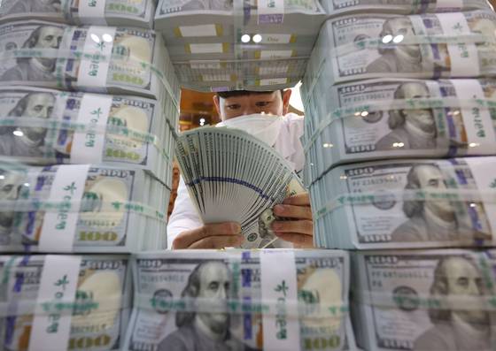 Foreign reserves increased in November for the first time in four months due to an increase in the converted value of non-dollar assets. Korea's foreign reserves stood at $430.7 billion at the end of November, up $1.84 billion from the previous month, according to the Bank of Korea. [YONHAP]