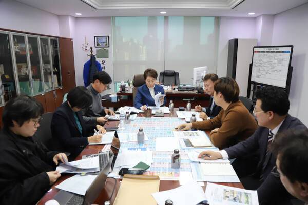 더불어민주당 이언주 더불어민주당 수석최고위원이 26일 용인시의회 의원들과 정례회의를 갖고 있다. 의원실 제공