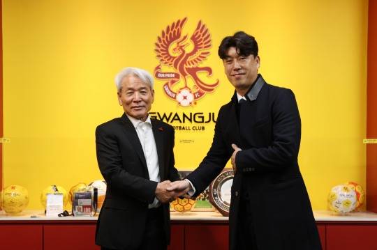 노동일 광주 대표(왼쪽)와 이정규 감독. 사진[연합뉴스]